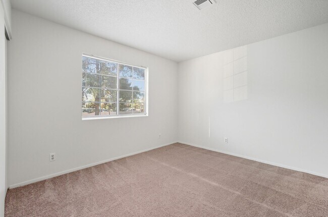 Building Photo - 2 Bedroom Unit - AVAILABLE NOW