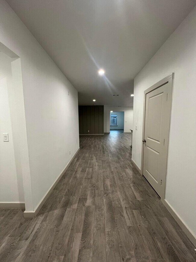 Building Photo - 10518 Aberdeen Ave