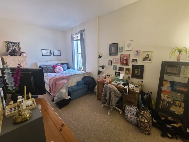 Building Photo - Spacious 2BR/1.5BTH w/ HW Floors, New Kitc...