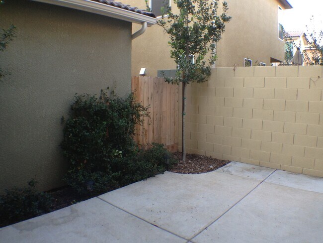 Building Photo - $2,300 Shepherd & Hwy 168, 3 Bedroom - N. ...