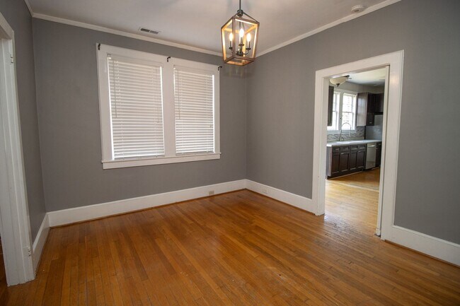 Building Photo - Charming 3 Bedroom Home in Desirable Heathwood!