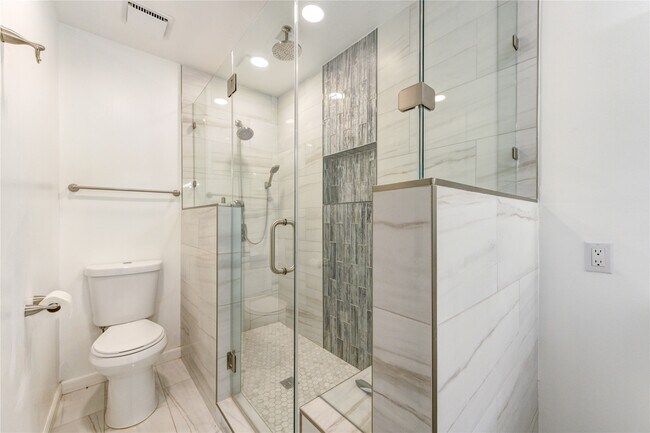 Building Photo - 2114 River Village Dr
