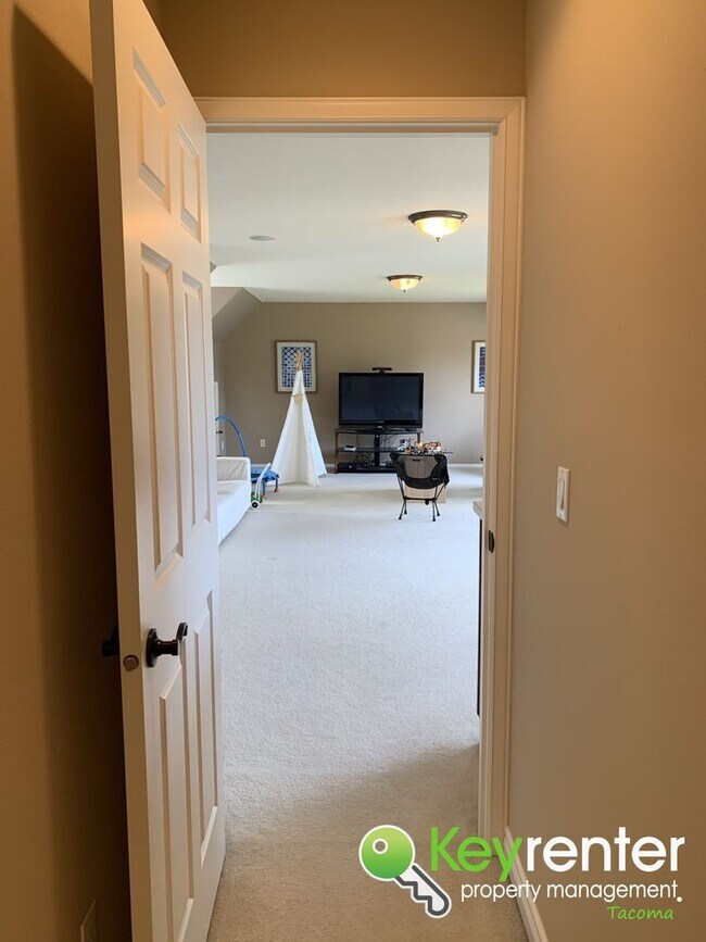 Building Photo - Luxurious House in North East Tacoma!!