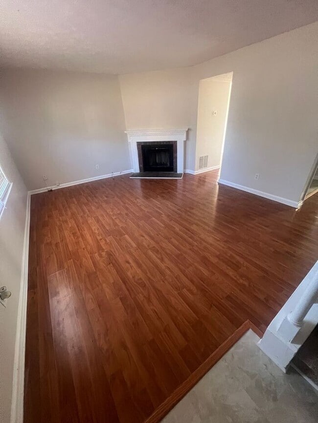 Building Photo - FINALLY A 2 BEDROOM 2.5 BATH IN LAWRENCEVILLE!