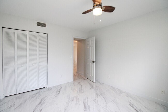 Building Photo - 2/2 REMODELED UNFURNISHED CONDO 1ST FLOOR ...