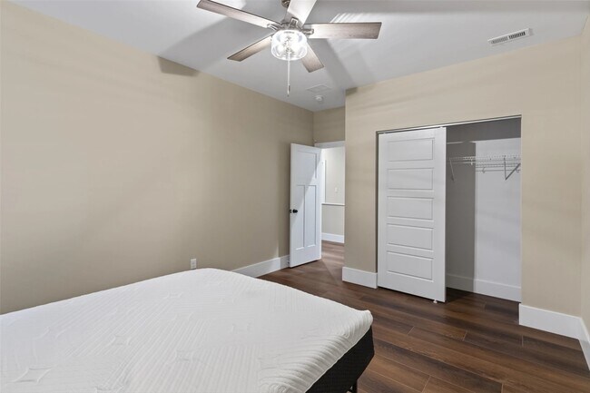 Building Photo - 5424 Delmar Ct