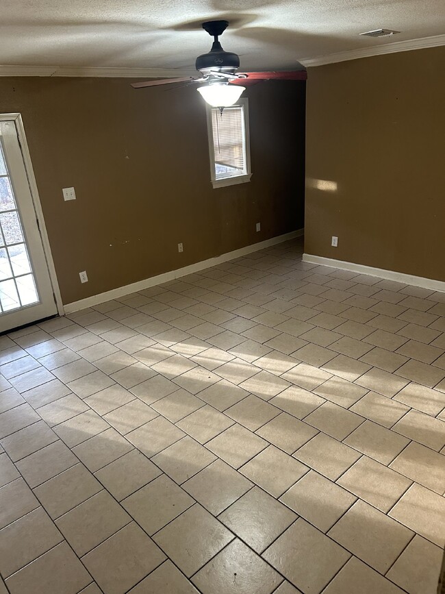 Building Photo - "Charming 3-Bedroom Retreat on Holly Street - Spacious 1,618 Sq Ft with 1.5 Baths in Jonesboro!"