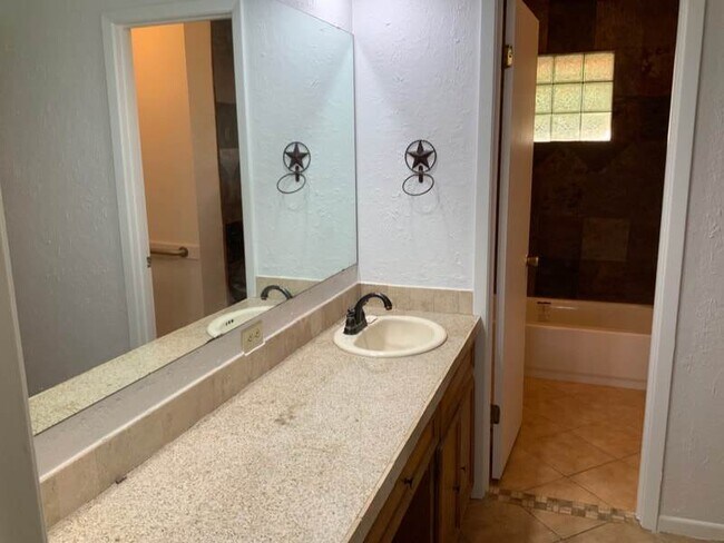 Building Photo - Spacious 4 bedroom 2 bath with lots of par...