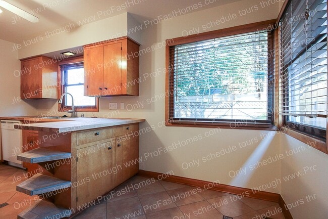 Building Photo - 2714 SE 48th Av