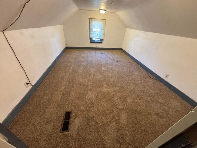 Building Photo - Cute 3 bedroom with basement and Detached ...
