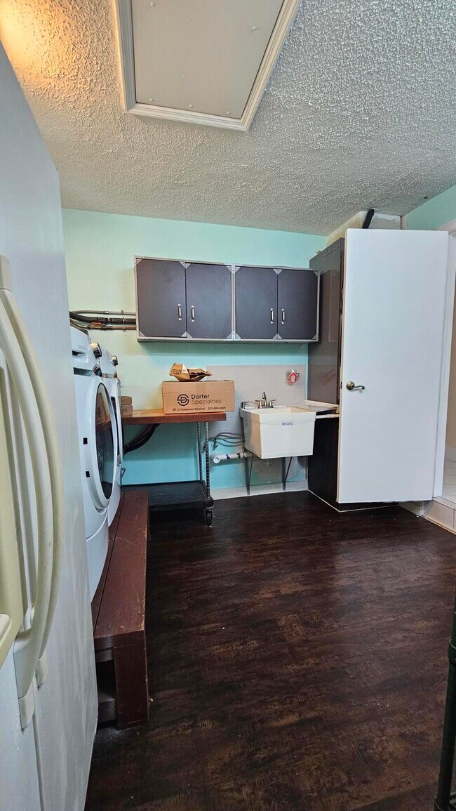 Building Photo - 12157 Sycamore Ln