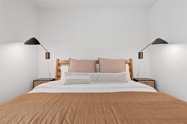 Building Photo - 1507 Drake Ave