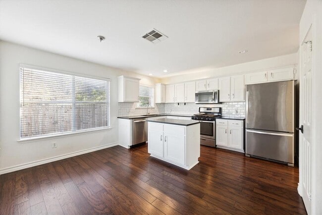 Building Photo - 15721 Ecorio Dr