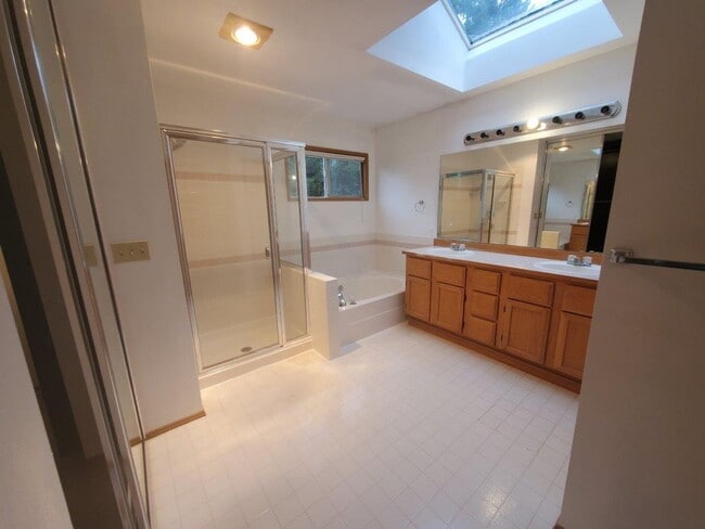 Building Photo - 4 bed, 2.5 bath, 2 car garage on spacious ...