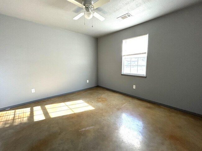 Building Photo - 213 Carson Rd