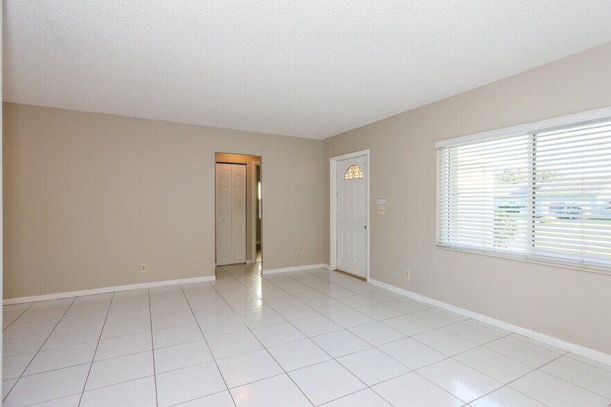 Building Photo - 9429 Saddlebrook Dr