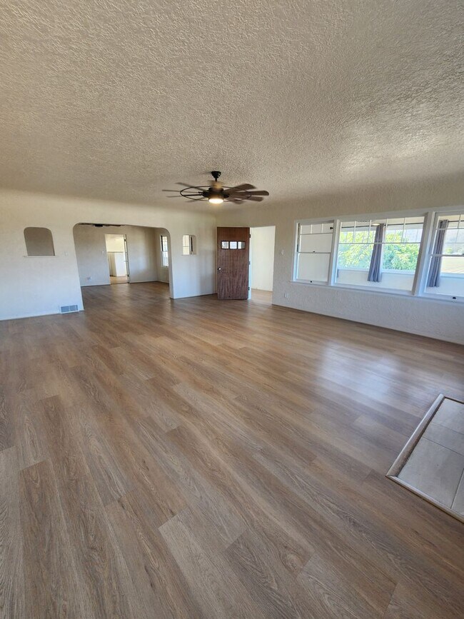 Building Photo - Adorable and Spacious 4 Bedroom Farmhouse W/Bonus Room- Water, Trash and Wifi Included!