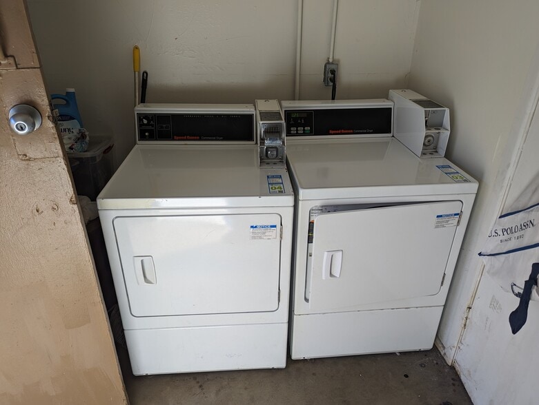 Building Photo - 641 N Ventura St