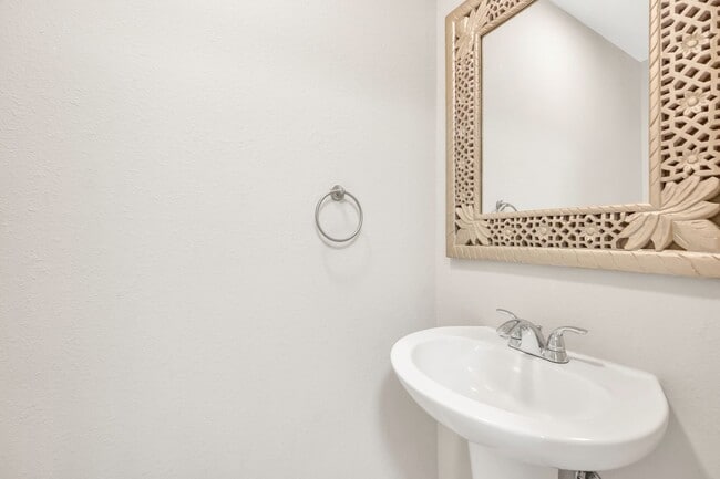 Building Photo - Spacious 4-Bedroom, 2.5-Bath Townhouse Clo...