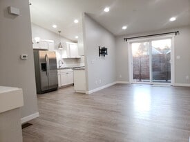 Building Photo - 607 W 1st St