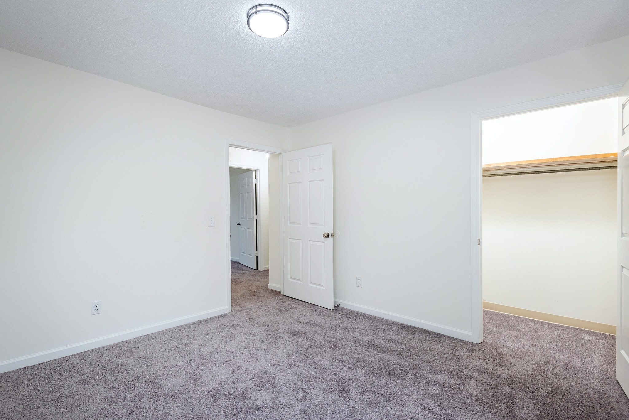 bedroom (both bedrooms identical) - 597 Huntington Pky
