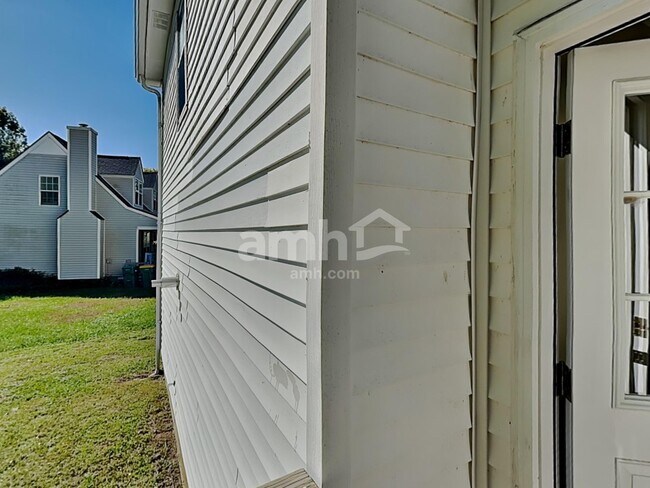 Building Photo - 2814 Sutherland Dr