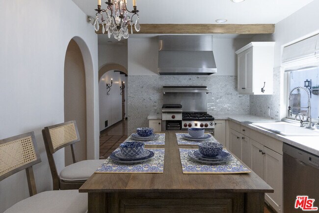 Building Photo - 1407 N Beverly Dr