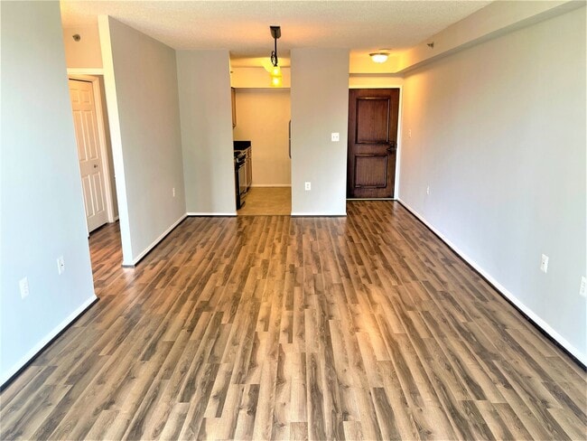 Building Photo - Large 2 Bedroom/1 Bath WITH PARKING