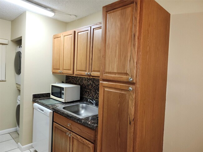 Building Photo - 545 Trace Cir