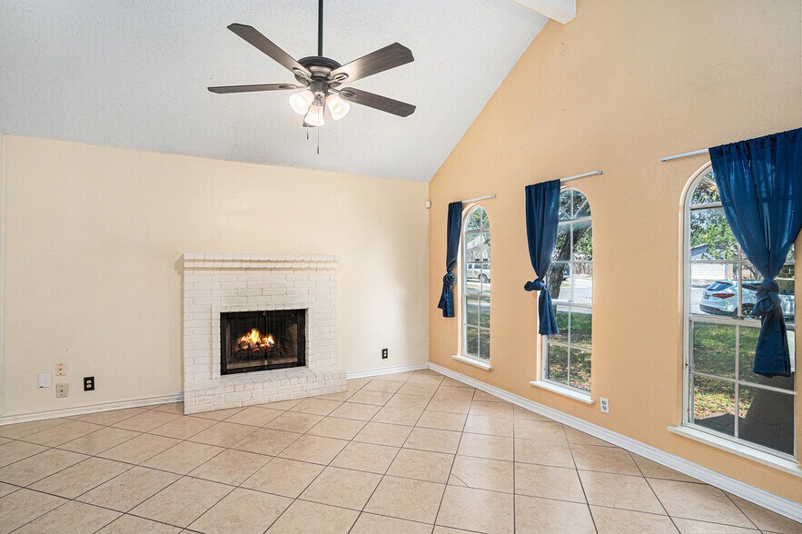 Building Photo - 14925 Moss Gln