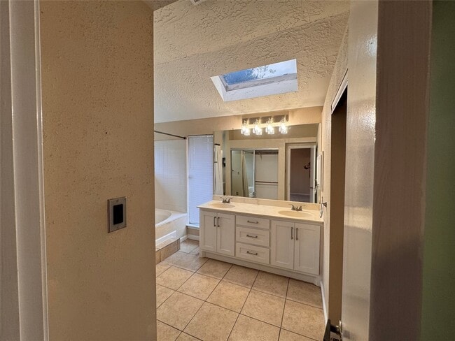 Building Photo - 2827 Parkwood Manor Dr