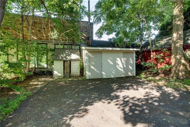 Building Photo - 32 Birch Crescent St