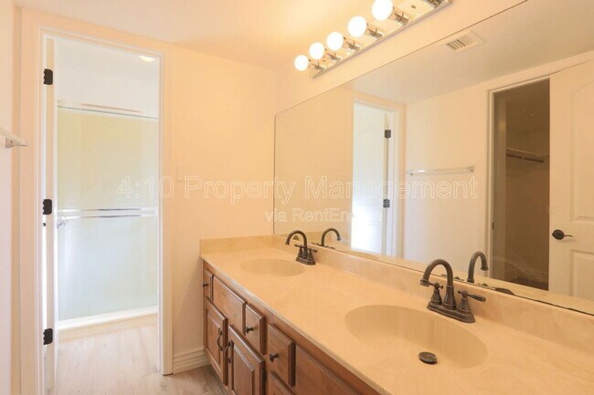 Building Photo - 951 E Leeward Ln