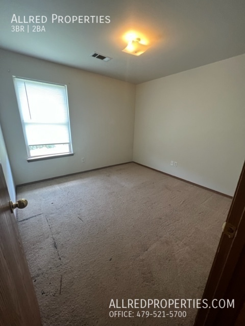 Building Photo - 3 Bedroom 2 Bathroom Duplex in Beautiful R...