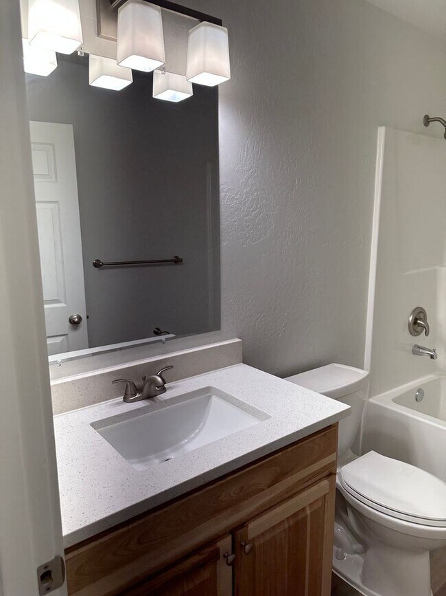 Building Photo - Beautiful 2 bedroom, 1 bath house in Sprin...