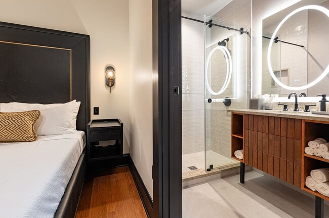 Building Photo - 1011 Canal St