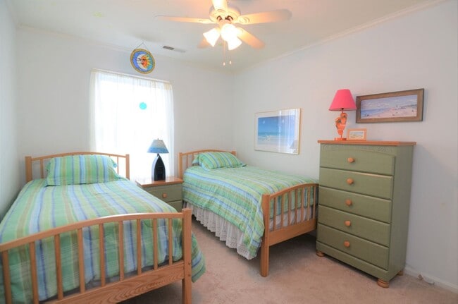 Building Photo - 3 BR, 2.5 BA Versailles Townhouse - Pet Fr...