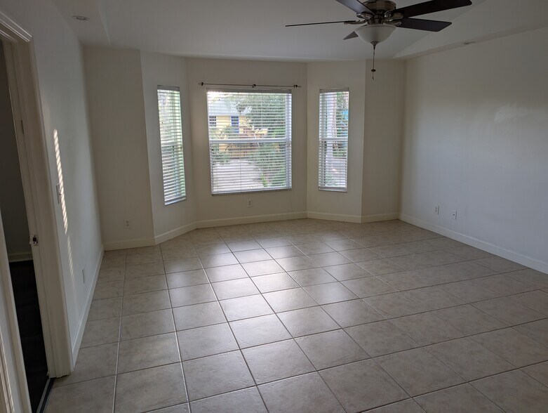 Building Photo - 3625 Riviera Cir