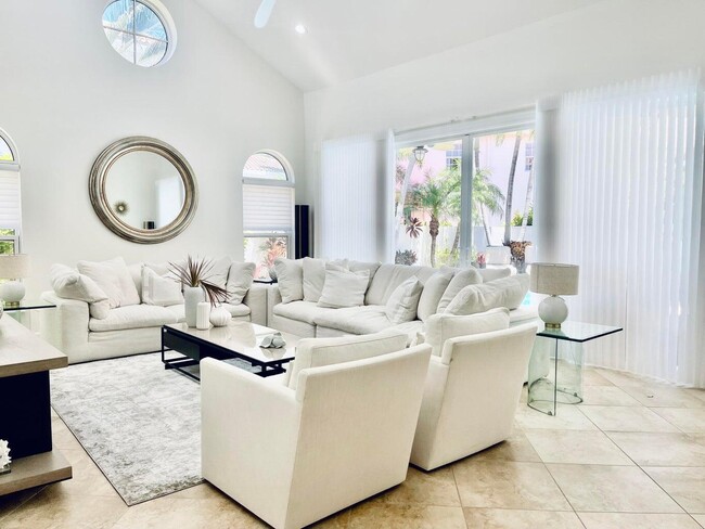 Building Photo - 3567 Commodore Cir