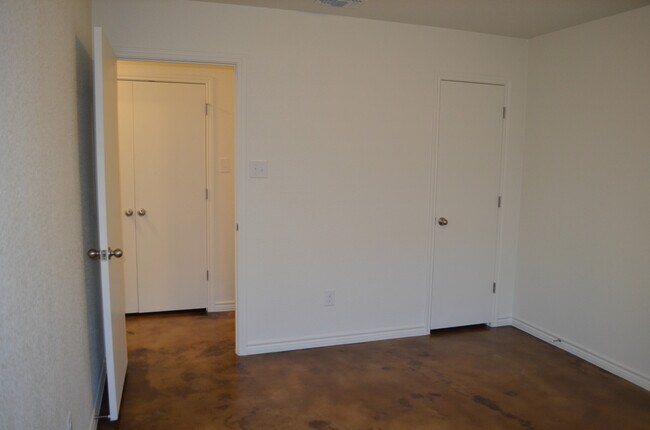 Building Photo - 914 Maplewood Dr