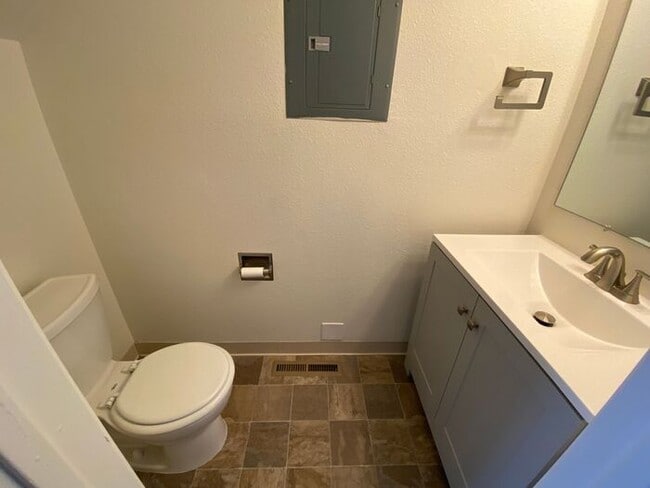 Building Photo - 2 Bedroom Townhouse - Garage/Washer-Dryer ...