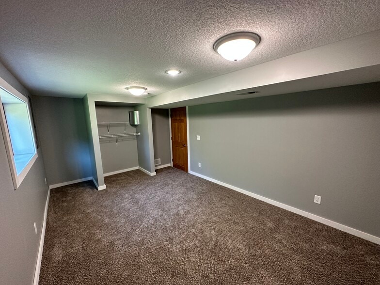 Building Photo - 318 16th Ave W