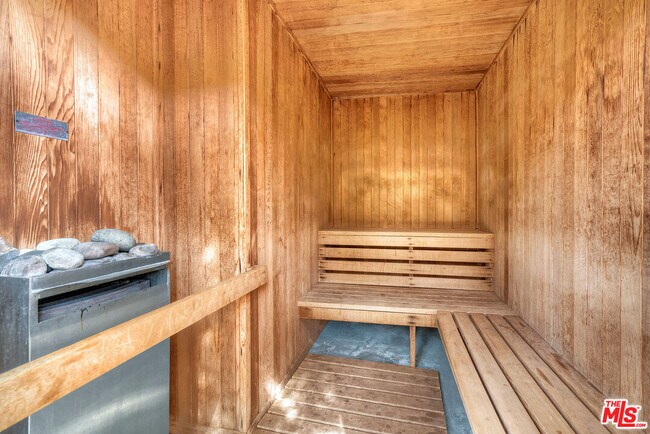 Building Photo - 5624 Las Virgenes Rd