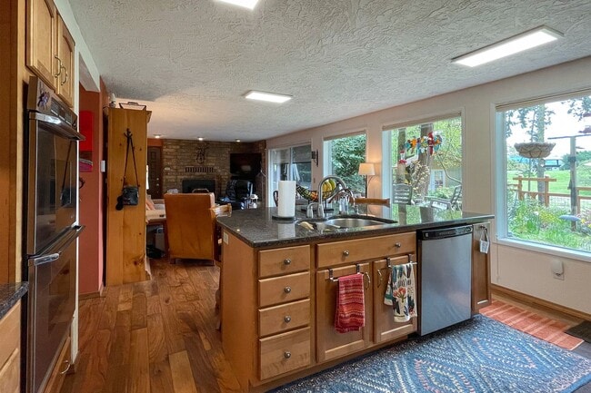 Building Photo - Fully Furnished Home