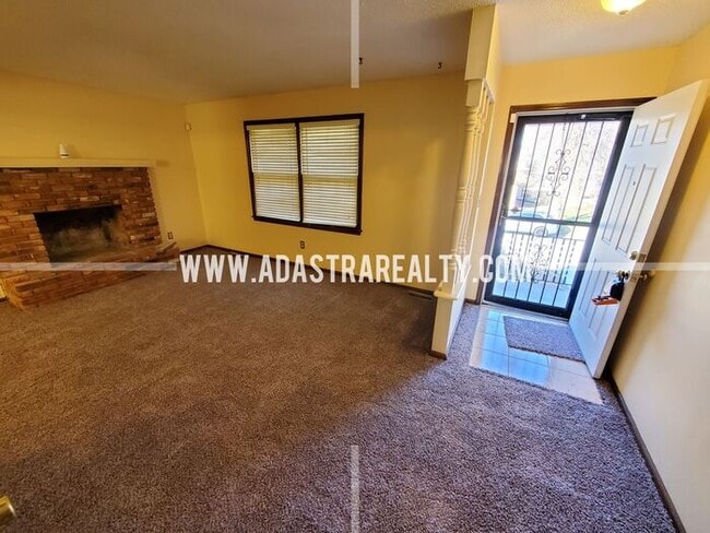 Building Photo - Very Nice Home in South KCMO-Available NOW!!