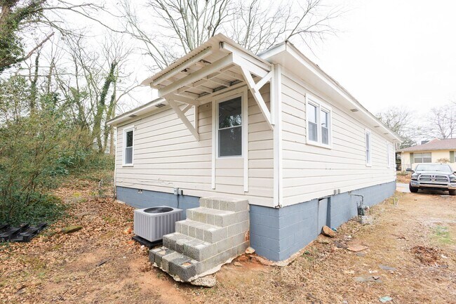 Building Photo - 3 Bedroom Home for Rent in Griffin, GA – $1,600/mo | 2 Bathrooms