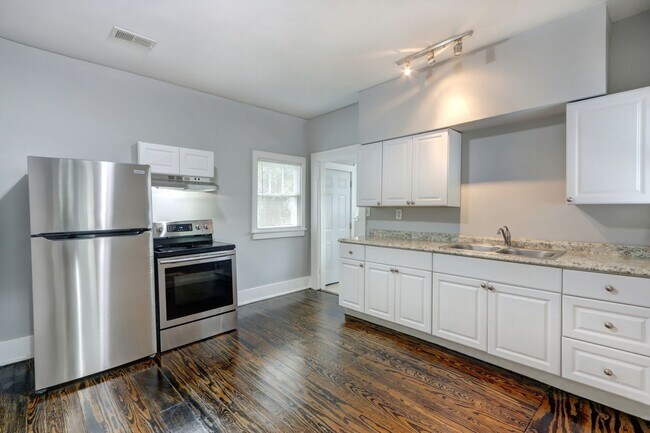 Building Photo - Large 3BR/2BA Downtown Home Walking Distan...