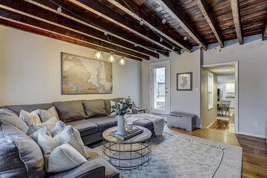 Building Photo - 1736 Light St