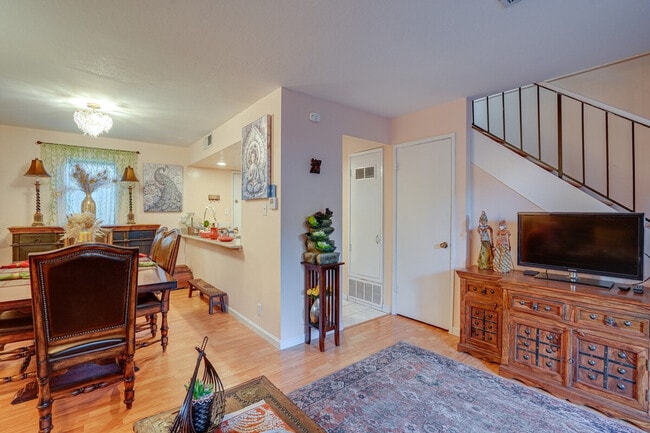 Building Photo - 5474 Roundtree Pl