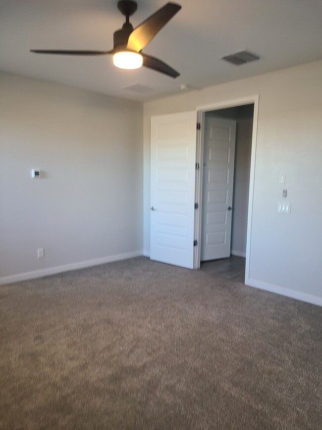 Building Photo - 3 Bedroom, 2 Bath, with Full Kitchen 1 Bed...